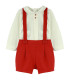 Conjunto de niño Babyfer con camisa cruda y pantalón corto rojo con tirantes. Fondo blanco.
