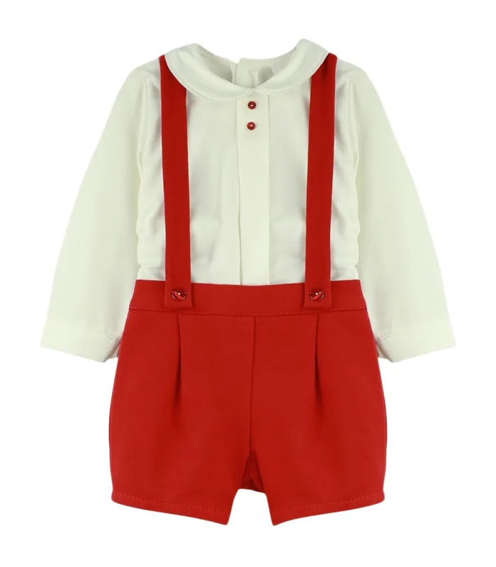 Conjunto de niño Babyfer con camisa cruda y pantalón corto rojo con tirantes. Fondo blanco.