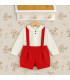 Conjunto de niño Babyfer con camisa cruda y pantalón corto rojo con tirantes. Fondo estudio.