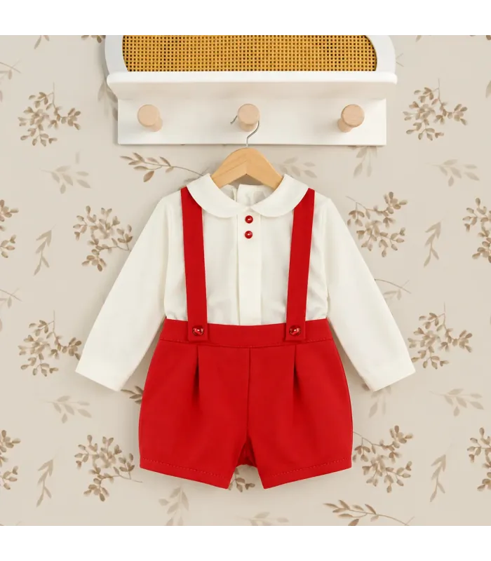 Conjunto de niño Babyfer con camisa cruda y pantalón corto rojo con tirantes. Fondo estudio.