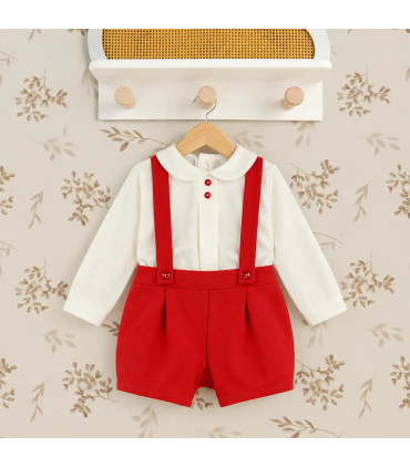 Conjunto de niño Babyfer con camisa cruda y pantalón corto rojo con tirantes. Fondo estudio.