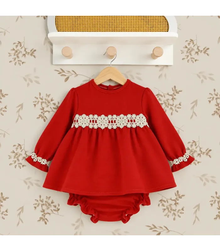 Vestido rojo Babyfer de bebé con encaje beige y braguita. Fondo estudio.