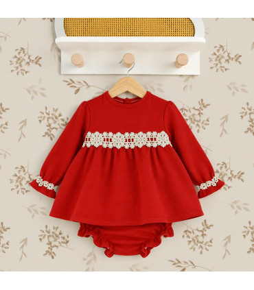 Vestido rojo Calamaro con puntilla floral cruda. Fondo estudio.