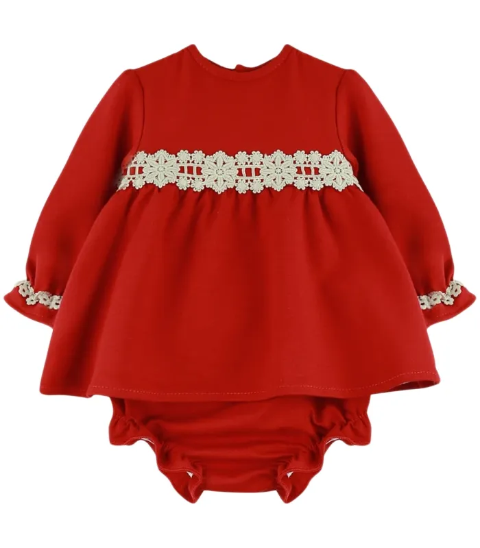 Vestido rojo Babyfer de bebé con encaje beige y braguita.Fondo blanco.
