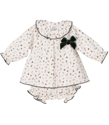 Vestido bebé navideño estampado con cuello volante y lazo verde. Fondo blanco.