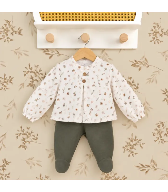 Conjunto bebé Calamaro navideño con camisa estampada y polaina verde. Fondo estudio.