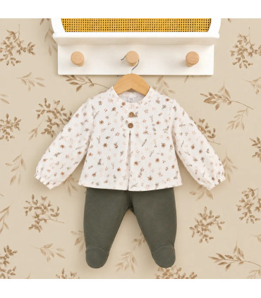 Conjunto bebé Calamaro navideño con camisa estampada y polaina verde. Fondo estudio.