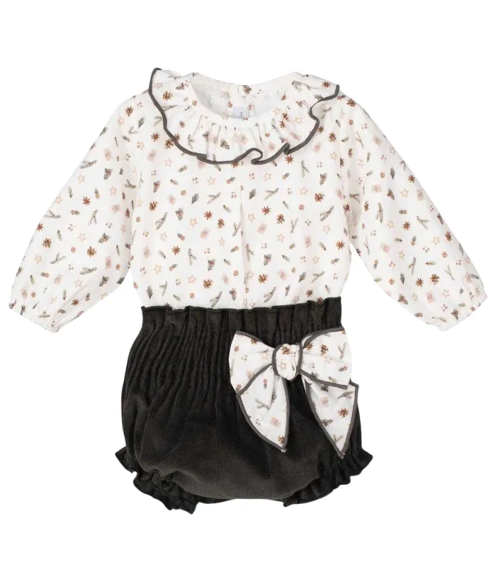 Conjunto bebé navideño con blusa estampada y pololo de pana oscuro. Fondo blanco