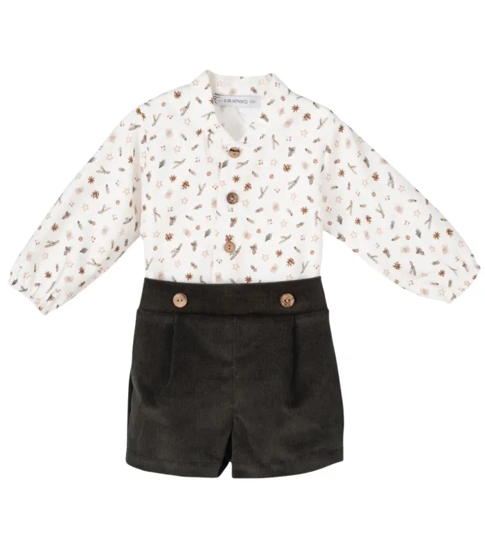 Conjunto bebé navideño con blusa estampada y pololo de pana oscuro. Fondo blanco.