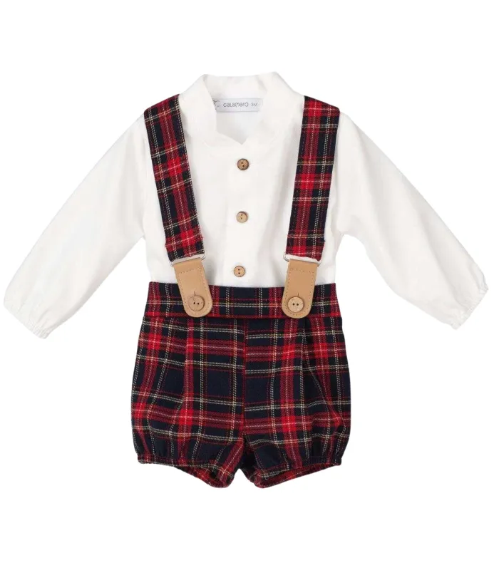 Conjunto bebé con camisa blanca y pantalón de cuadros escoceses. Fondo blanco.