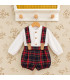 Conjunto bebé con camisa blanca y pantalón de cuadros escoceses. Fondo estudio.