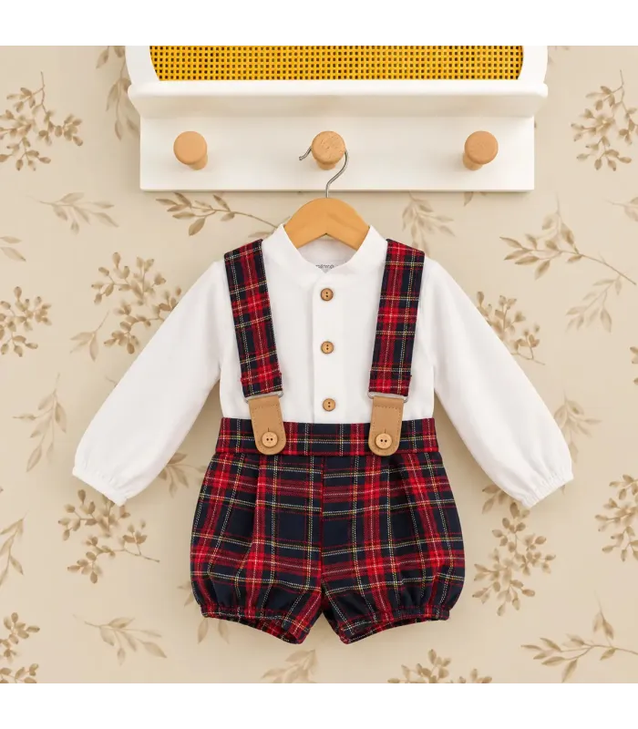 Conjunto bebé con camisa blanca y pantalón de cuadros escoceses. Fondo estudio.