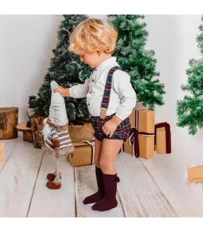 Conjunto bebé con camisa blanca y pantalón de cuadros escoceses.