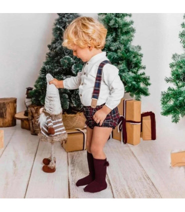 Conjunto bebé con camisa blanca y pantalón de cuadros escoceses.