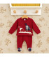 Conjunto de punto rojo para bebé con dibujo navideño de Papá Noel y reno. Fondo estudio.