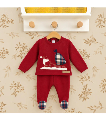 Conjunto de punto rojo para bebé con dibujo navideño de Papá Noel y reno. Fondo estudio.
