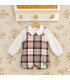 Peto de cuadros beige y negro con camisa blanca para bebé Calamaro. Fondo estudio.
