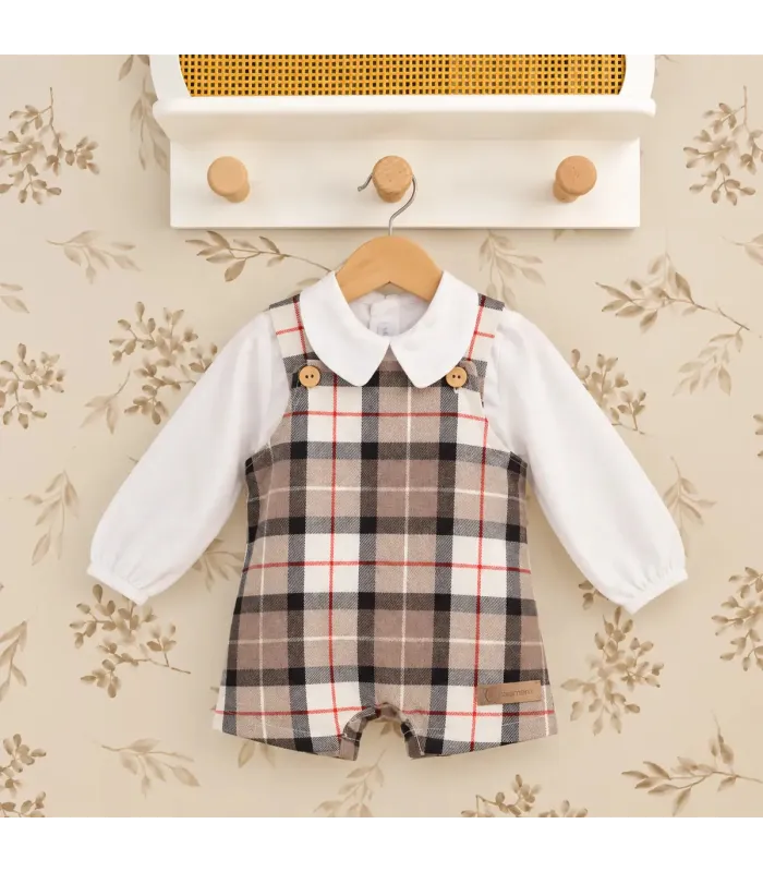 Peto de cuadros beige y negro con camisa blanca para bebé Calamaro. Fondo estudio.