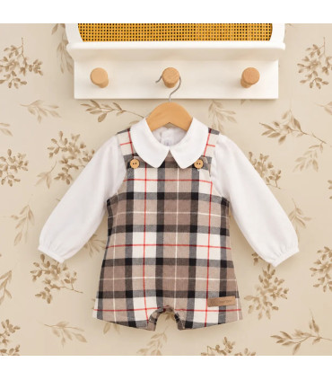 Peto de cuadros beige y negro con camisa blanca para bebé Calamaro. Fondo estudio.