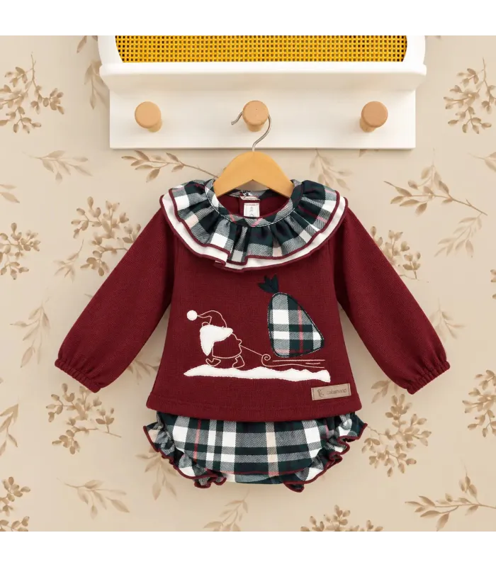 Conjunto navideño granate para bebé con jersey de Papá Noel y pololo de cuadros Calamaro. Fondo estudio.