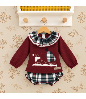 Conjunto navideño granate para bebé con jersey de Papá Noel y pololo de cuadros Calamaro. Fondo estudio.