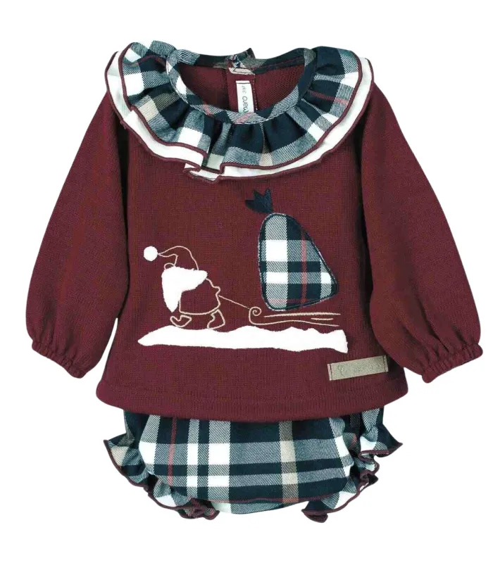 Conjunto navideño granate para bebé con jersey de Papá Noel y pololo de cuadros Calamaro. Fondo blanco.