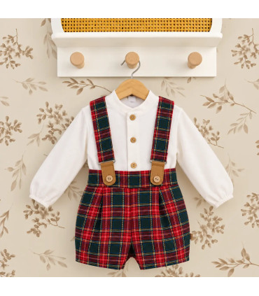 Conjunto de peto corto de cuadros escoceses rojos y verdes con camisa blanca para bebé Calamaro. Fondo estudio.