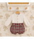 Conjunto de bebé Calamaro de camisa blanca y pantalón bombacho de cuadros granates. Fondo estudio