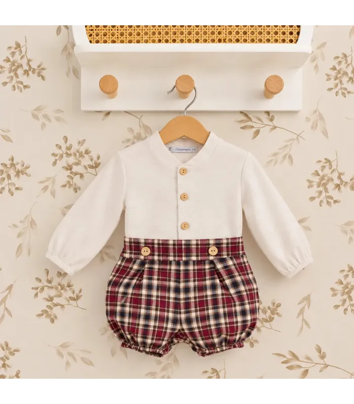 Conjunto de bebé Calamaro de camisa blanca y pantalón bombacho de cuadros granates. Fondo estudio