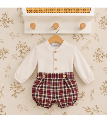 Conjunto de bebé Calamaro de camisa blanca y pantalón bombacho de cuadros granates. Fondo estudio