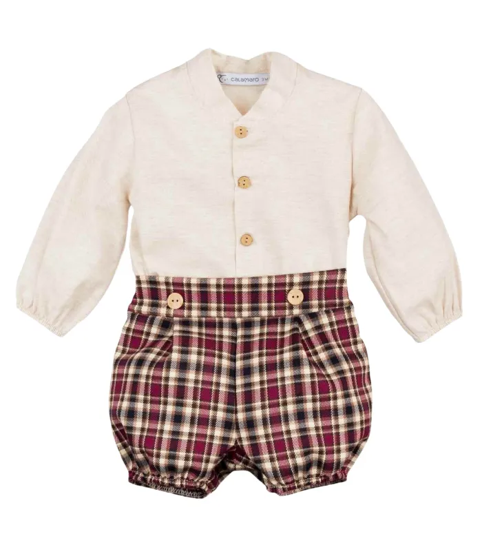 Conjunto de bebé Calamaro de camisa blanca y pantalón bombacho de cuadros granates. Fondo blanco.