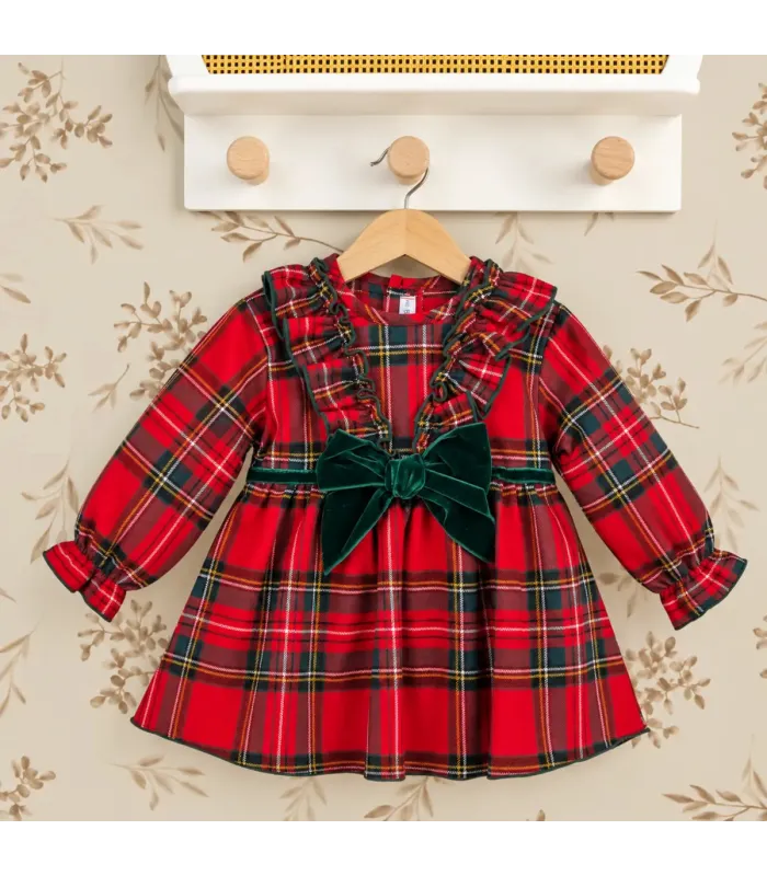 Vestido de cuadros rojos Calamaro con lazo verde para niña. Fondo estudio.