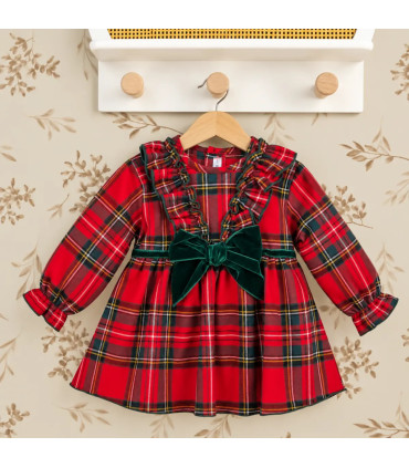 Vestido de cuadros rojos Calamaro con lazo verde para niña. Fondo estudio.