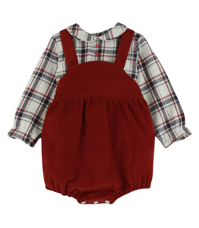 Peto bombacho granate con camisa de cuadros Babyfer para bebé. Fondo blanco.