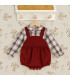 Peto bombacho granate con camisa de cuadros Babyfer para bebé. Fondo estudio.