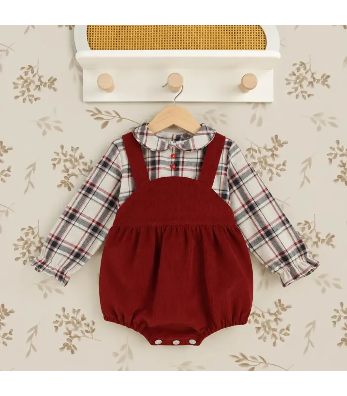 Peto bombacho granate con camisa de cuadros Babyfer para bebé. Fondo estudio.