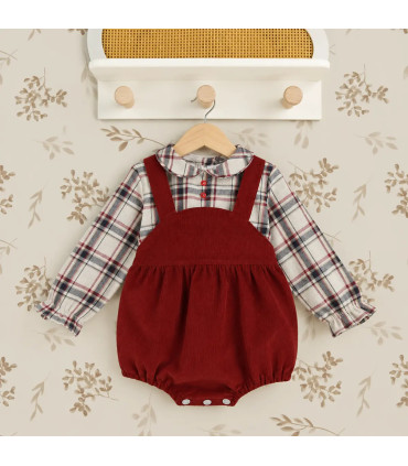 Peto bombacho granate con camisa de cuadros Babyfer para bebé. Fondo estudio.
