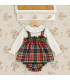 Vestido de cuadros escoceses Babyfer con camisa blanca y lazos verdes. Fondo estudio.