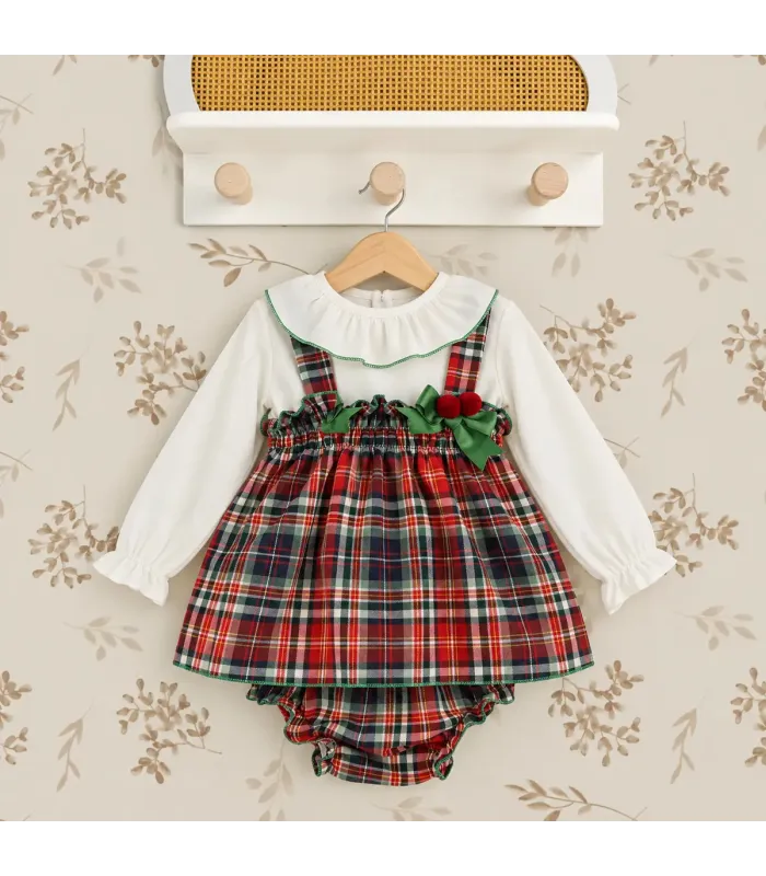 Vestido de cuadros escoceses Babyfer con camisa blanca y lazos verdes. Fondo estudio.