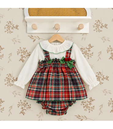 Vestido de cuadros escoceses Babyfer con camisa blanca y lazos verdes. Fondo estudio.