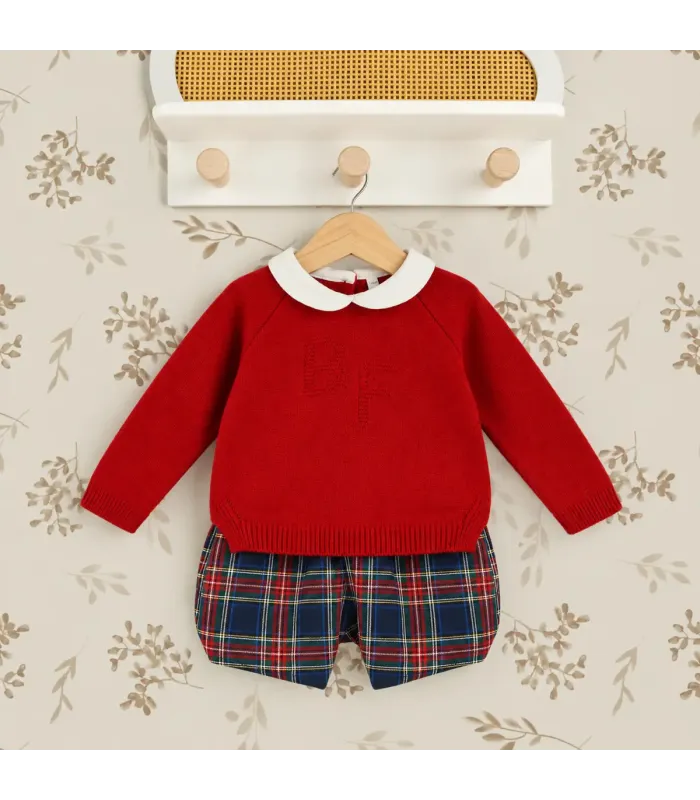 Conjunto infantil Babyfer con jersey rojo y pantalón de cuadros escoceses.Fondo estudio.