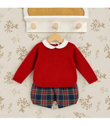 Conjunto infantil Babyfer con jersey rojo y pantalón de cuadros escoceses.Fondo estudio.
