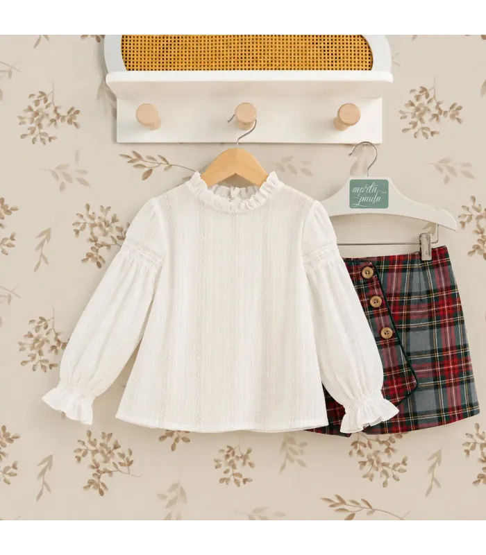 Conjunto infantil Marta y Paula de camisa blanca y falda de cuadros.Fondo estudio.
