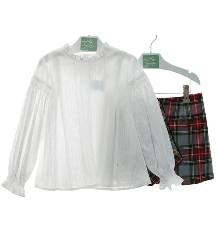 Conjunto infantil Marta y Paula de camisa blanca y falda de cuadros.Fondo blanco.