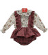Conjunto bebé Del Sur con blusa floral y peto de cuadros granates. Fondo blanco.