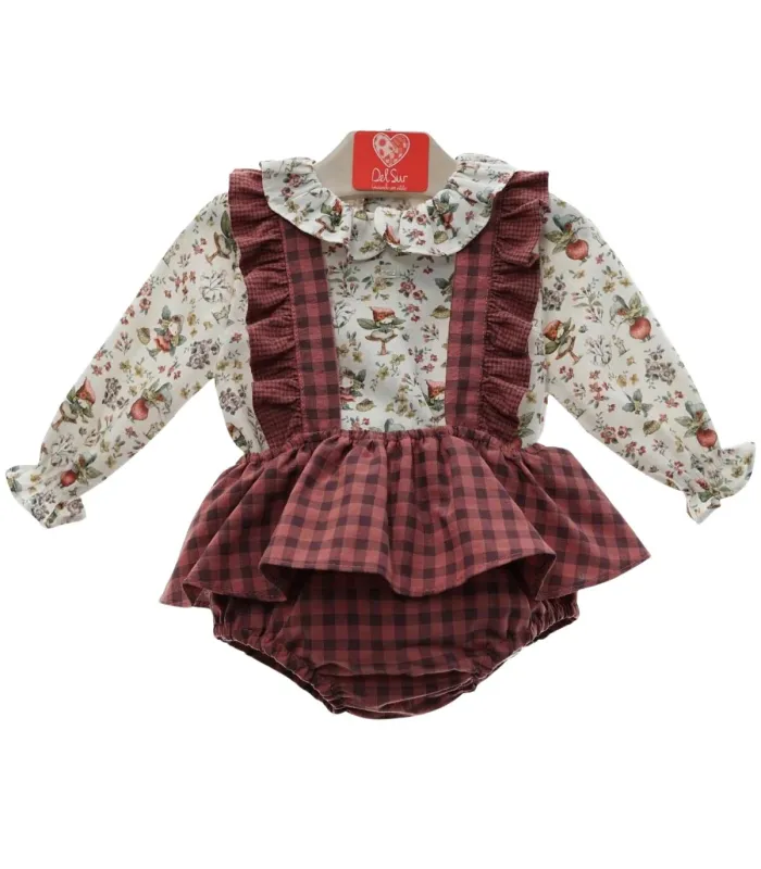 Conjunto bebé Del Sur con blusa floral y peto de cuadros granates. Fondo blanco.