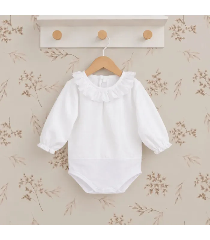 Body Camisa Puncala Blanco Calamaro de manga larga con cuello amplio de volante y puntilla bordada decorativa.