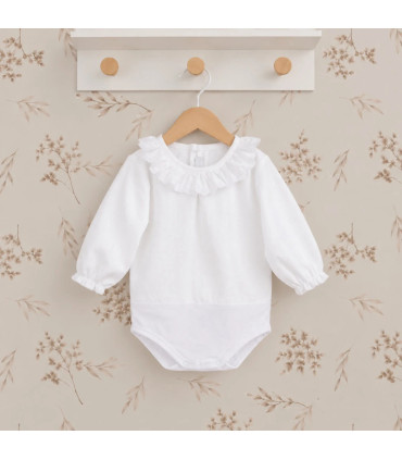 Body Camisa Puncala Blanco Calamaro de manga larga con cuello amplio de volante y puntilla bordada decorativa.