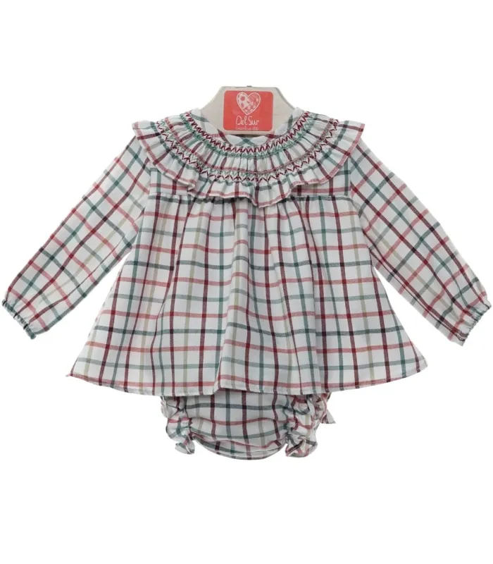 Conjunto de bebé Del Sur de cuadros granate y verde con vestido de cuello bordado y braguita a juego. Fondo blanco.