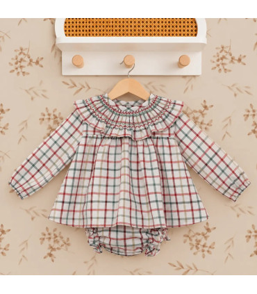 Conjunto de bebé Del Sur de cuadros granate y verde con vestido de cuello bordado y braguita a juego. Fondo estudio.